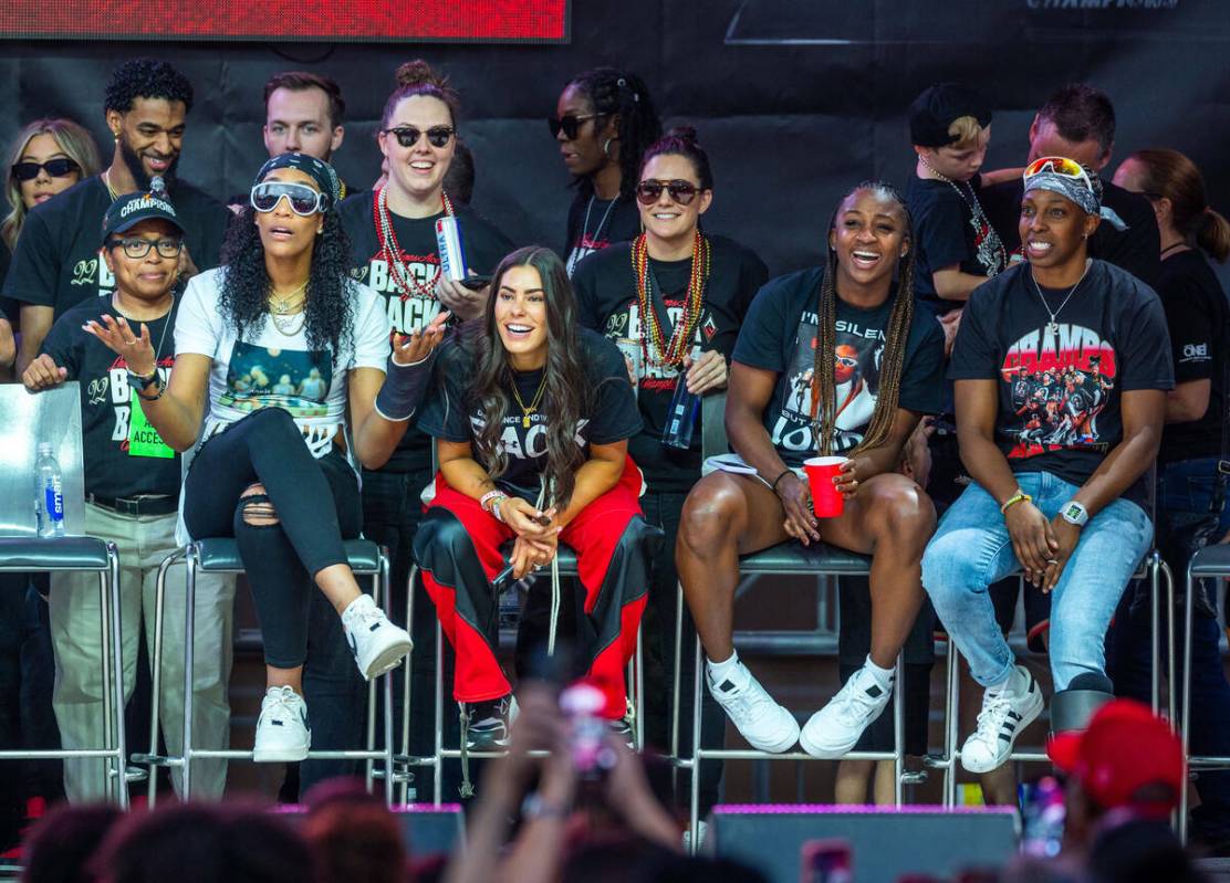 Las jugadoras de los Aces reaccionan ante la entrenadora Becky Hammon durante la celebración d ...