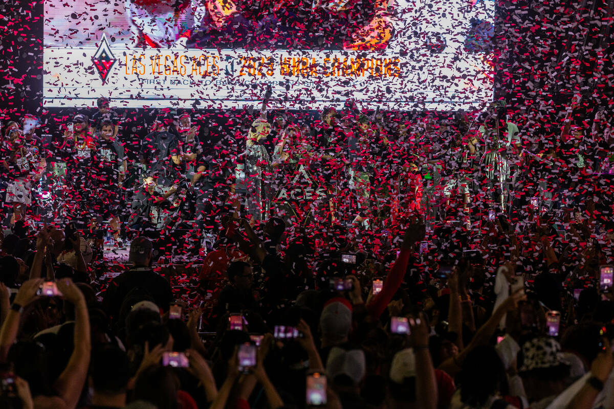 Lluvia de confeti sobre las Aces durante la celebración de su campeonato en la Toshiba Plaza d ...