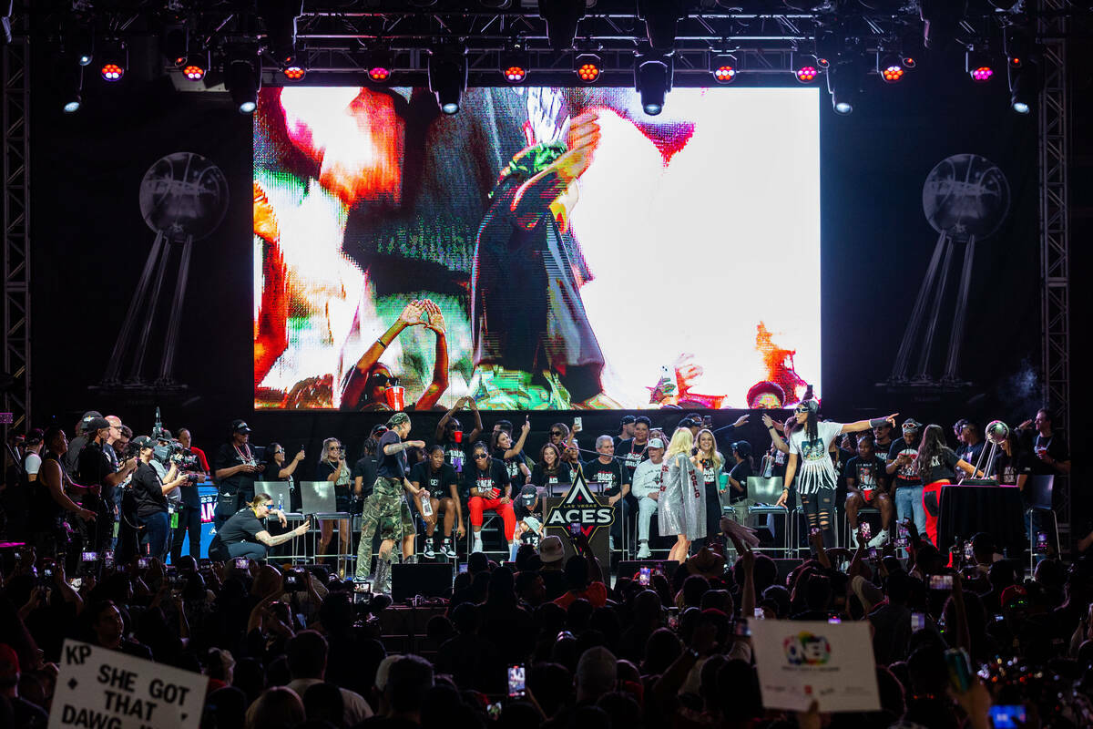 La jugadora de las Aces A'ja Wilson habla en el escenario durante la celebración de su campeon ...