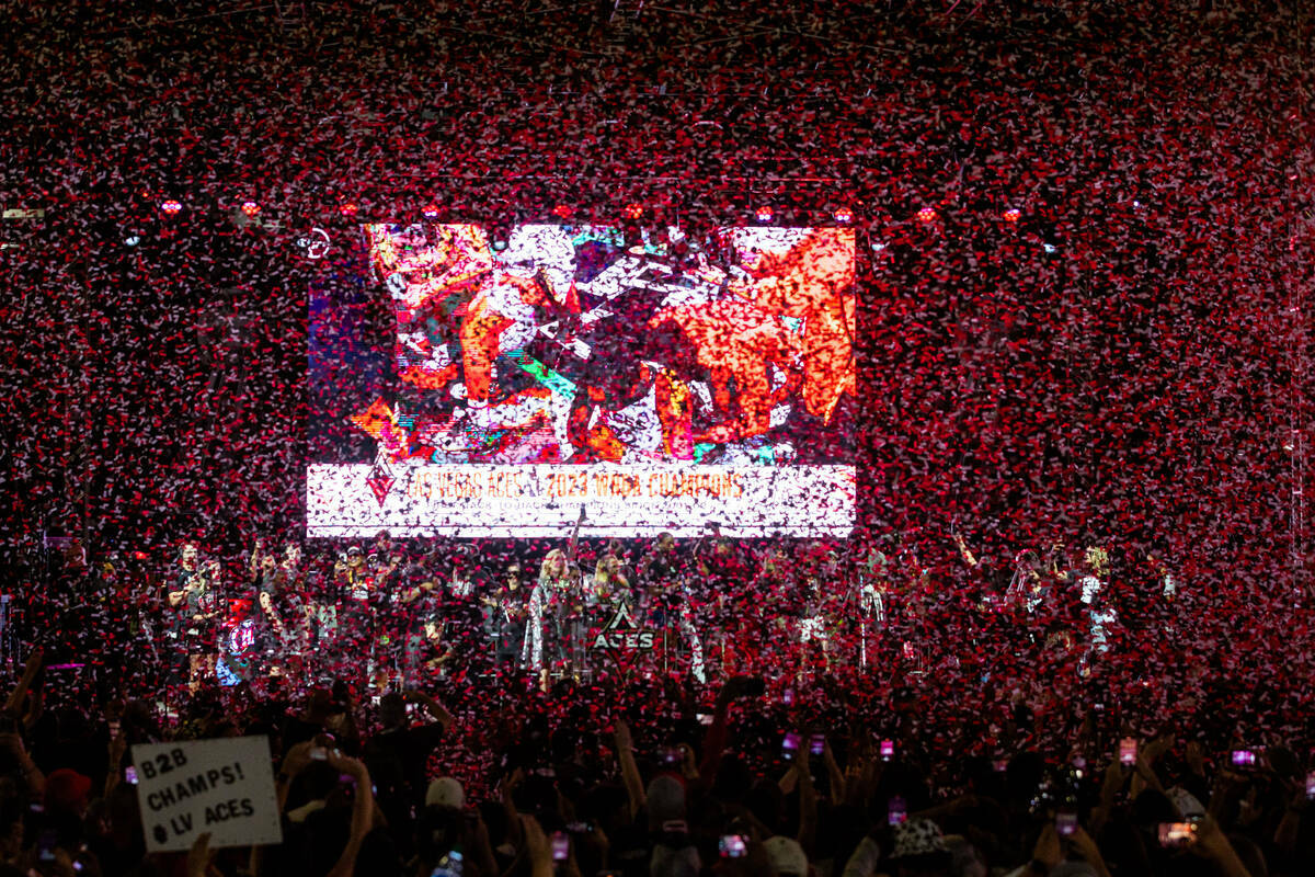 Lluvia de confeti sobre las Aces durante la celebración de su campeonato en el Toshiba Plaza d ...