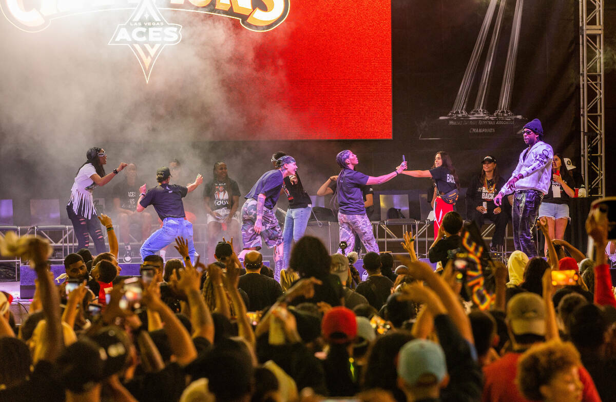 Las jugadoras de las Aces bailan en el escenario mientras el rapero 2 Chainz actúa durante la ...