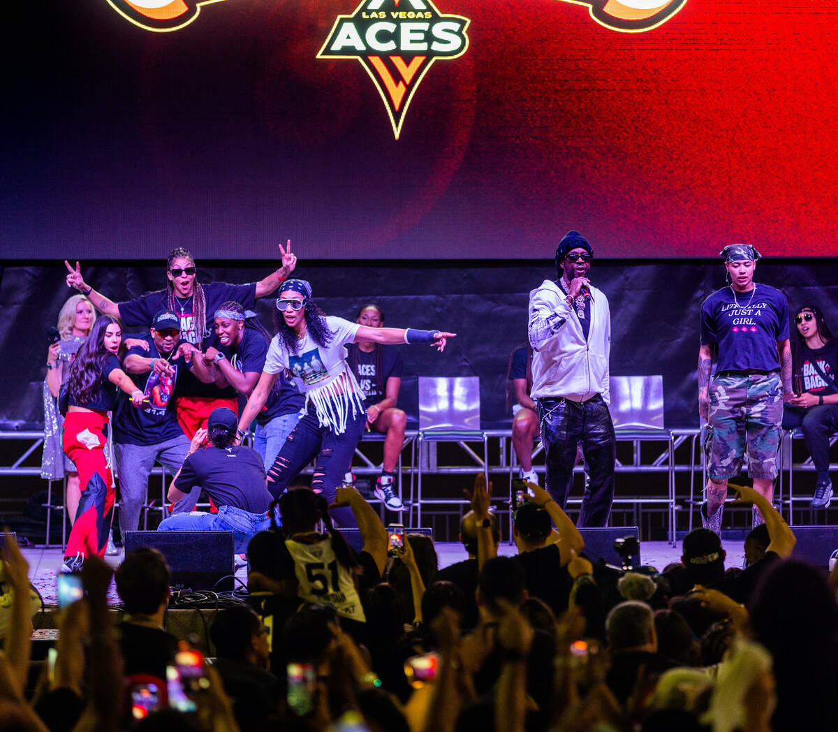 Las jugadoras de las Aces bailan en el escenario mientras el rapero 2 Chainz actúa durante la ...