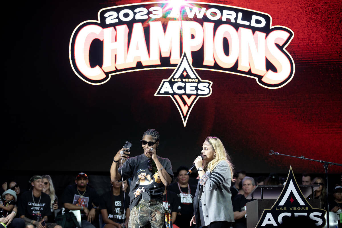 La escolta de las Las Vegas Aces Sydney Colson y la entrenadora Becky Hammon en vivo en las red ...