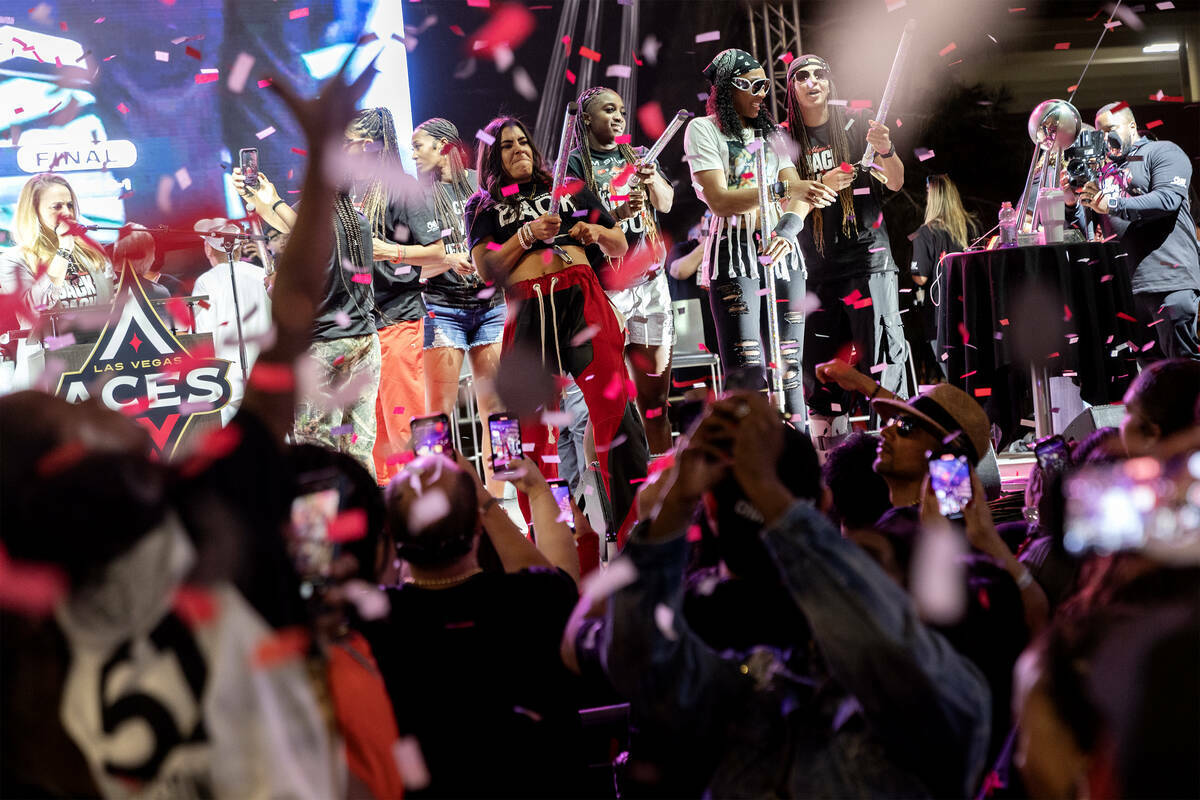Las Las Vegas Aces lanzan confeti a la multitud durante la celebración de su victoria en el ca ...