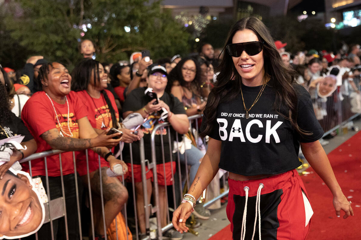 La escolta de Las Vegas Aces Kelsey Plum visita a los aficionados durante la celebración de la ...