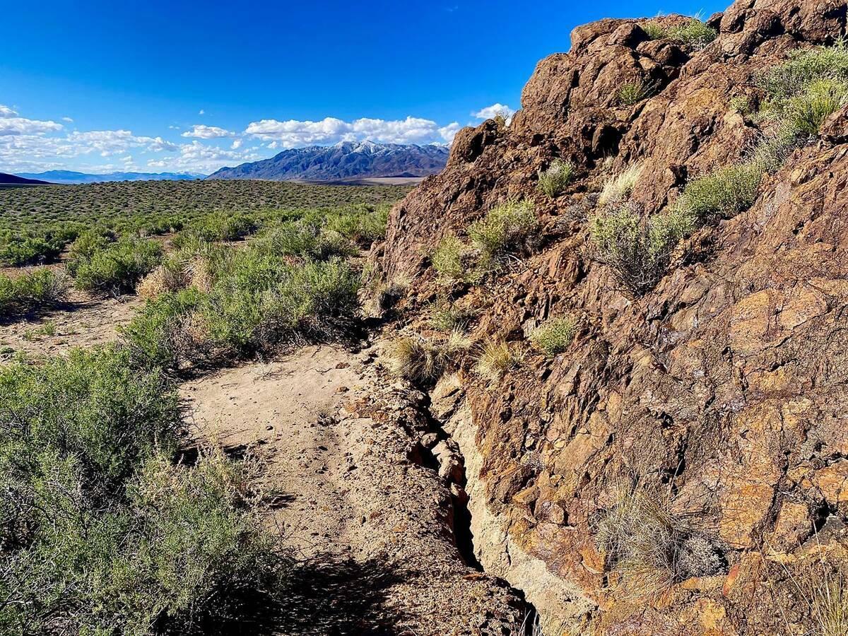 Tras el terremoto de magnitud 6.5 que sacudió la zona de Monte Cristo Ridge, en el centro de N ...