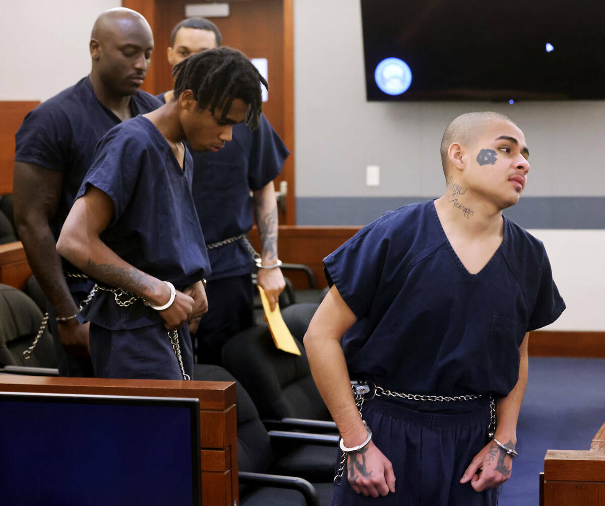 Jesús Ayala, de 18 años, a la derecha, y Jzamir Keys, de 16, salen del tribunal en el Centro ...