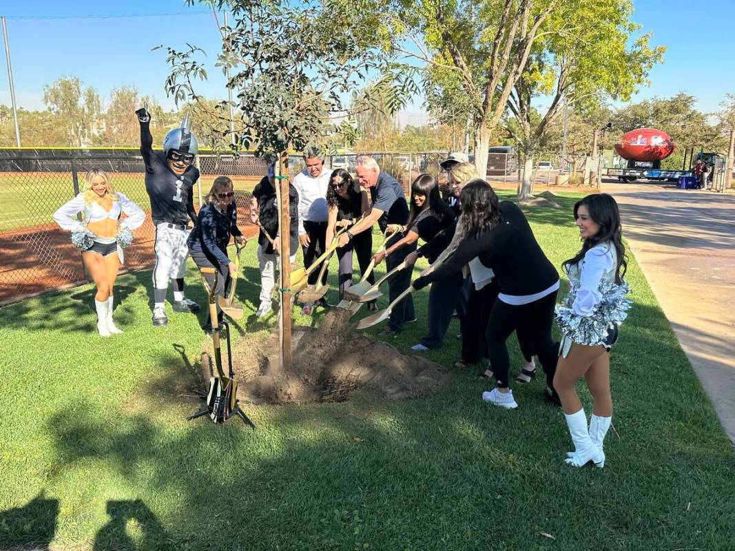 Representantes de la NFL, el Comité Anfitrión del Super Bowl de Las Vegas, la ciudad de Hende ...