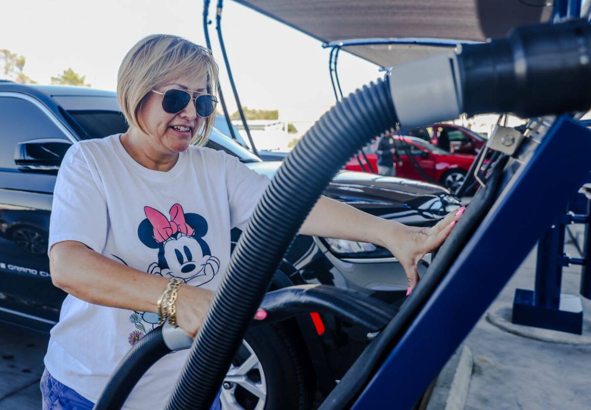 La clienta Carol Conde aspira las alfombras de su auto en la ubicación de WOW Carwash en Pecos ...