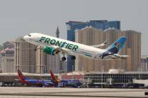 Un vuelo de Frontier airlines despega en el Aeropuerto Internacional Harry Reid de Las Vegas en ...