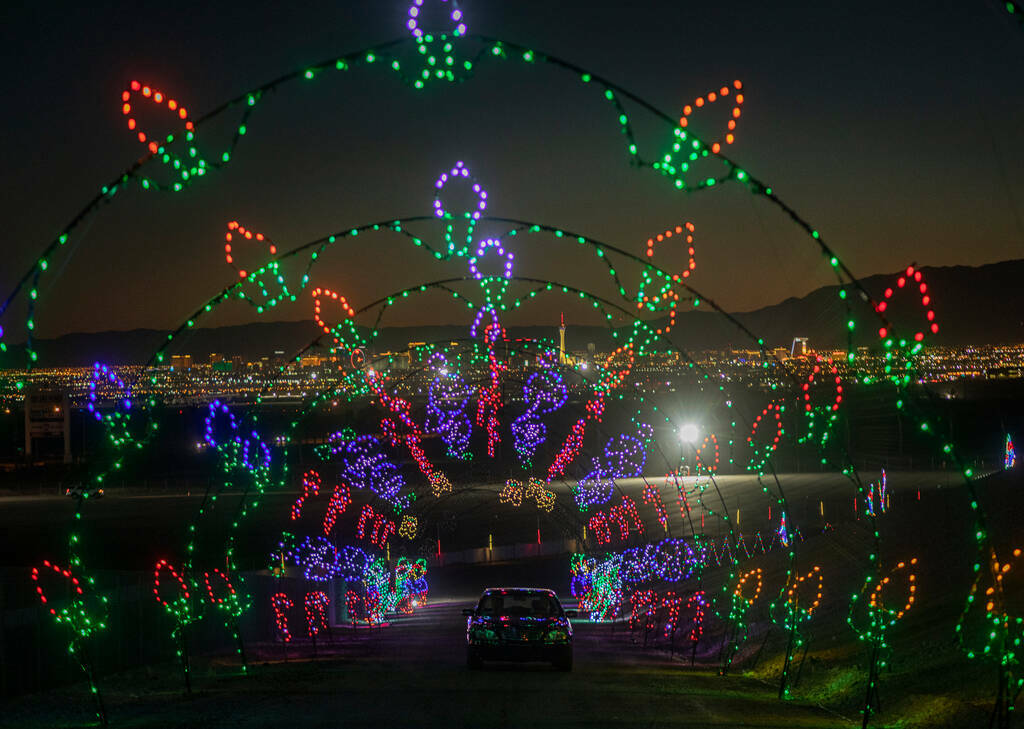 Autos recorren Glittering Lights en Las Vegas Motor Speedway, en Las Vegas, el lunes 30 de novi ...