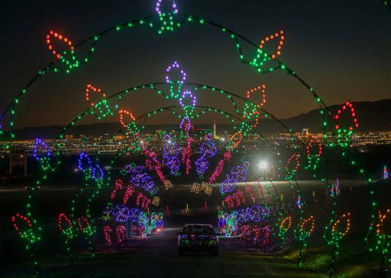 Autos recorren Glittering Lights en Las Vegas Motor Speedway, en Las Vegas, el lunes 30 de novi ...