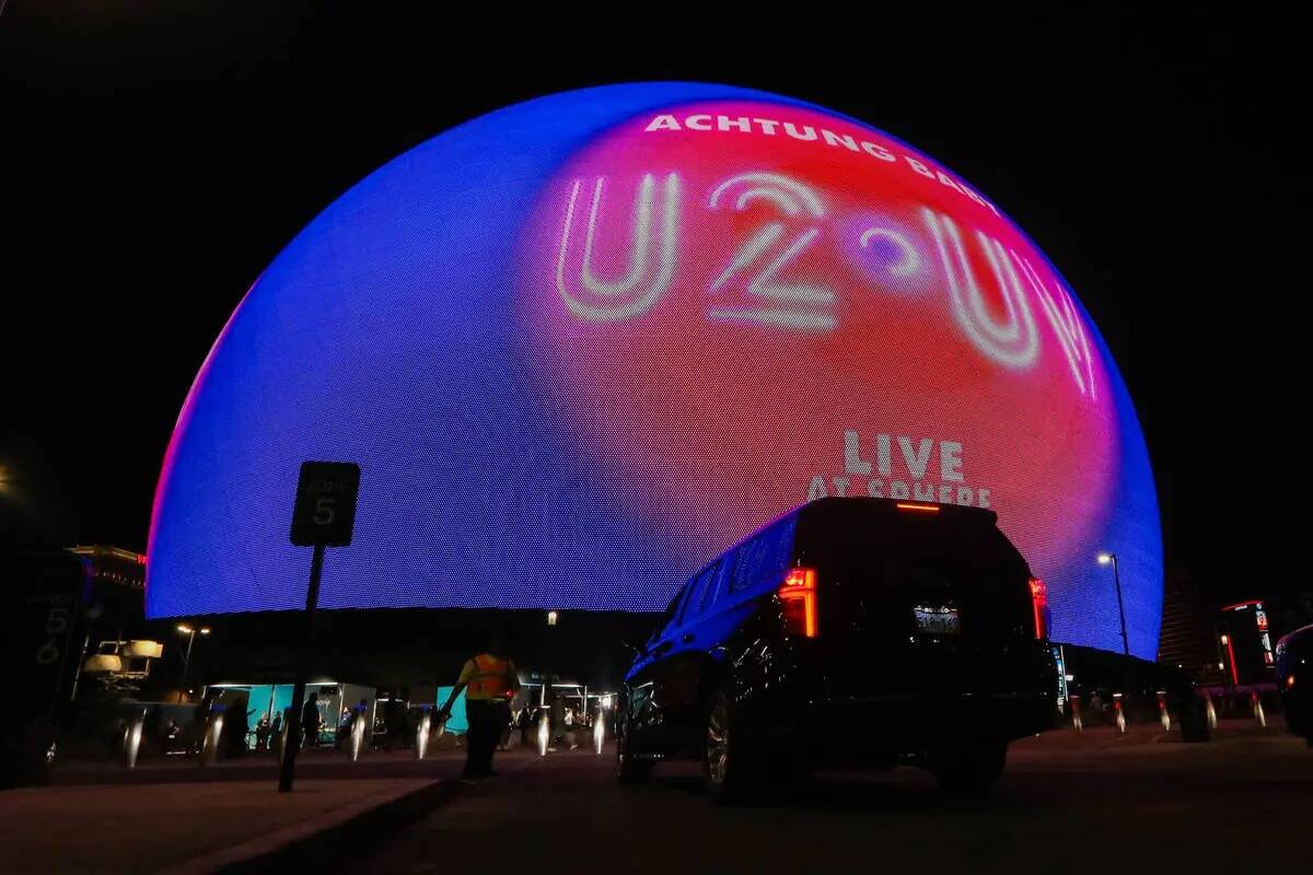 Emocionados fans esperan fuera del Sphere la noche de su actuación inaugural con U2 el viernes ...