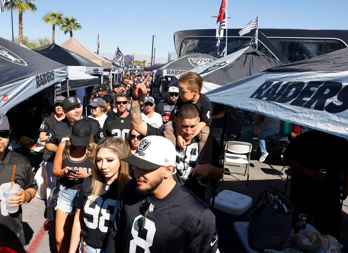 Aficionados de los Raiders hacen cola en el exterior del Allegiant Stadium antes del comienzo d ...
