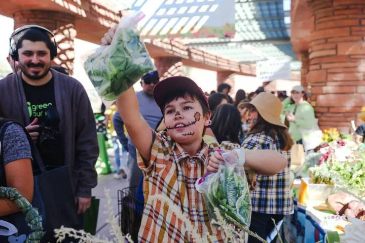 Gunther Zayas, de 10 años, vende ensalada fresca de Dondero Elementary School en el mercado se ...