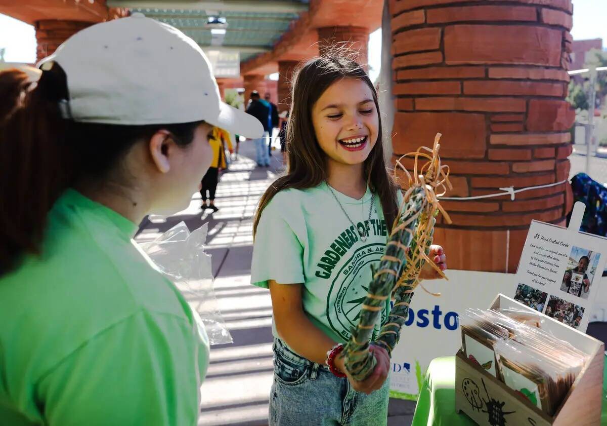Victoria Zemskov, de 10 años, muestra los productos a la venta de Abston Elementary a la clien ...