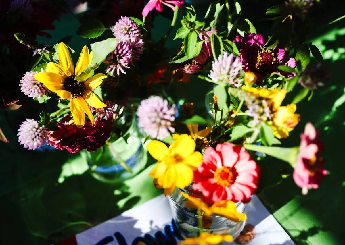 Flores de Abston Elementary a la venta en el mercado semestral Giant Student Farmers Market en ...