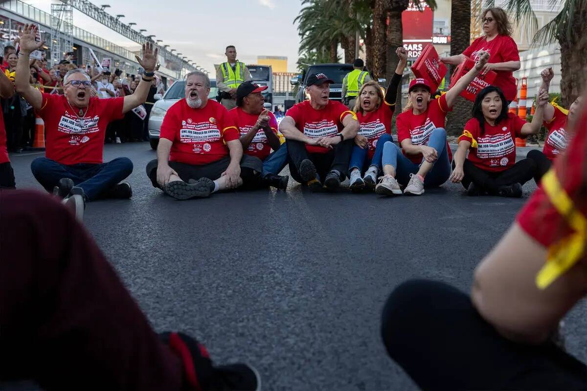 Miembros del Sindicato de la Culinaria bloquean Las Vegas Boulevard durante una manifestación ...