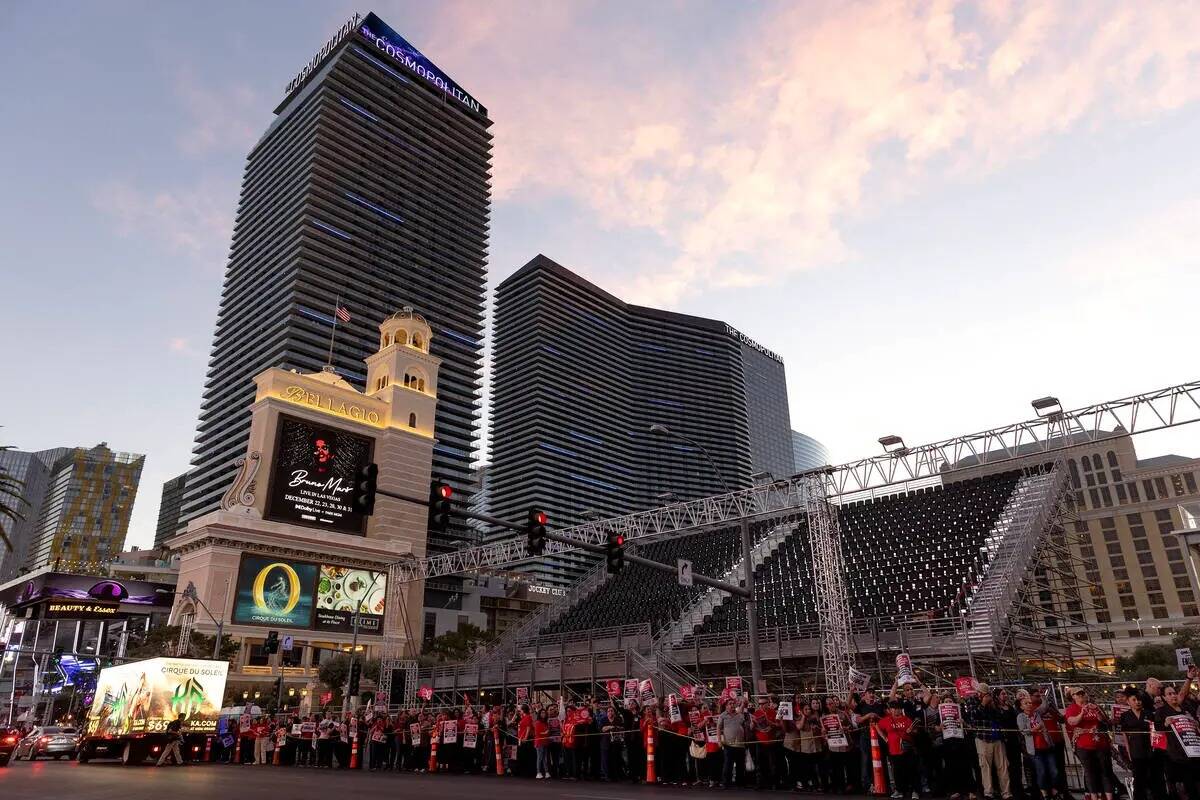 Miles de miembros del Sindicato de la Culinaria se concentran a lo largo de Las Vegas Boulevard ...