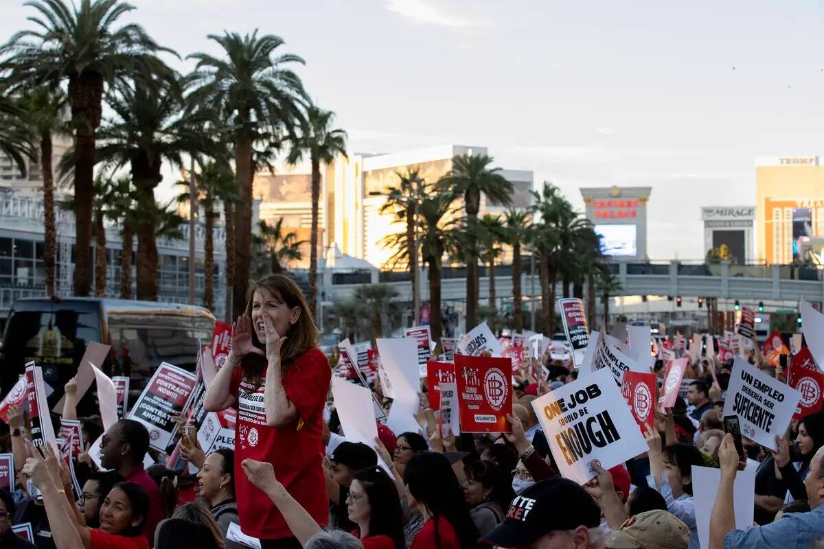 Miles de miembros del Sindicato de la Culinaria se manifiestan a lo largo de Las Vegas Boulevar ...