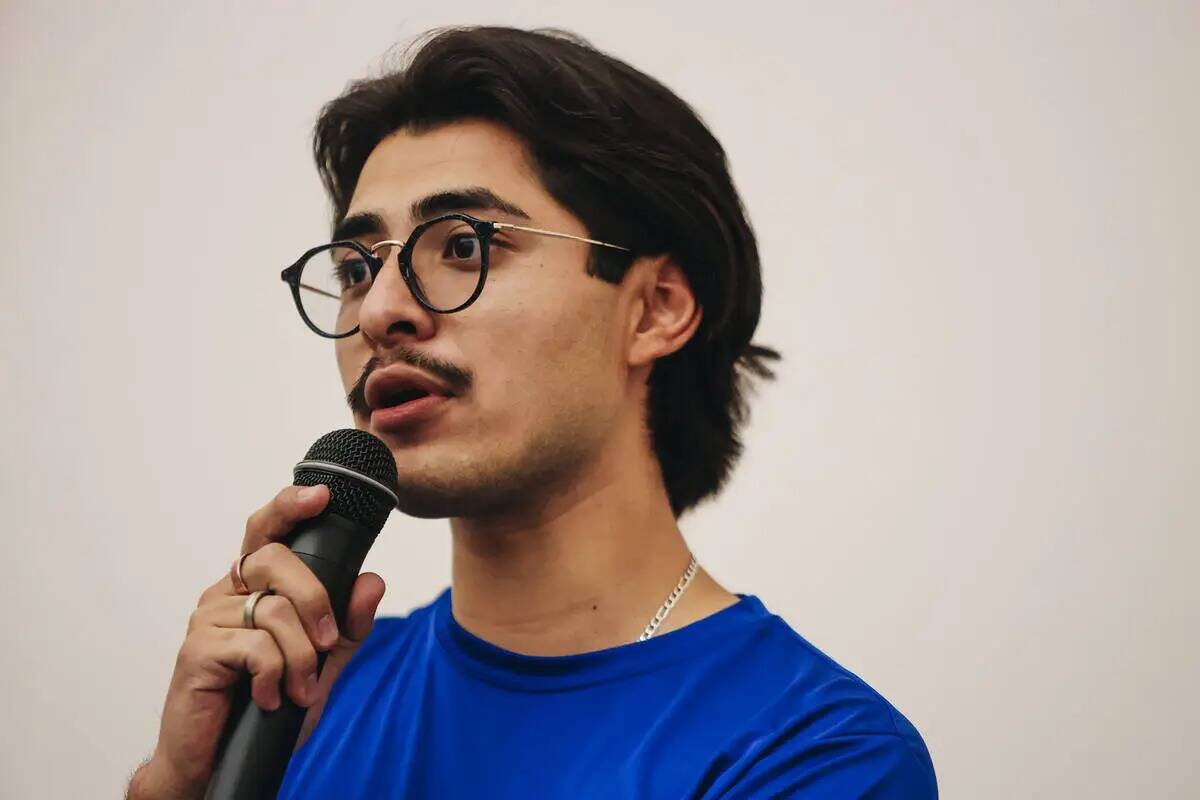 José Rivera, un organizador de la justicia ambiental, habla durante una reunión de Make the R ...