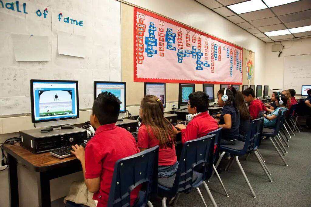 (Archivo Review-Journal) Estudiantes de Elaine Wynn Elementary School operan nuevas computadora ...