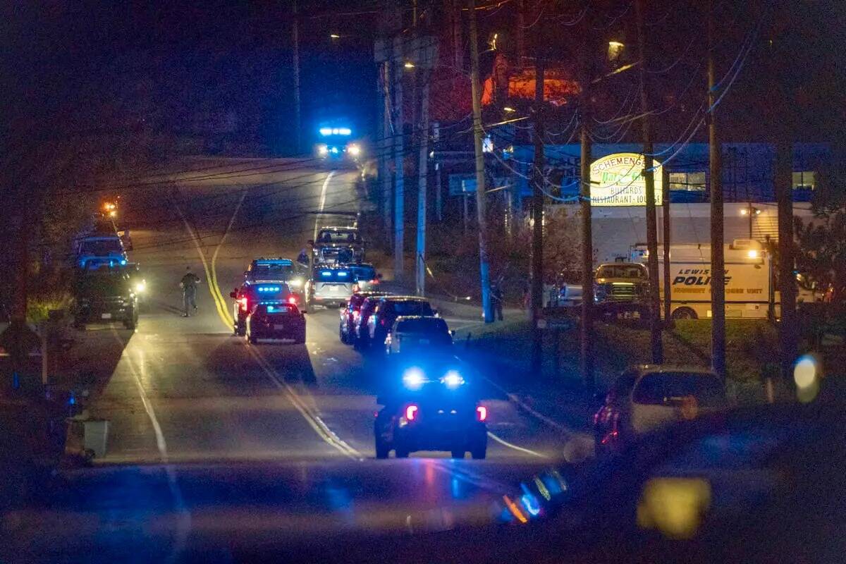 La policía responde a una situación de tirador activo en Lewiston, Maine, el miércoles 25 de ...