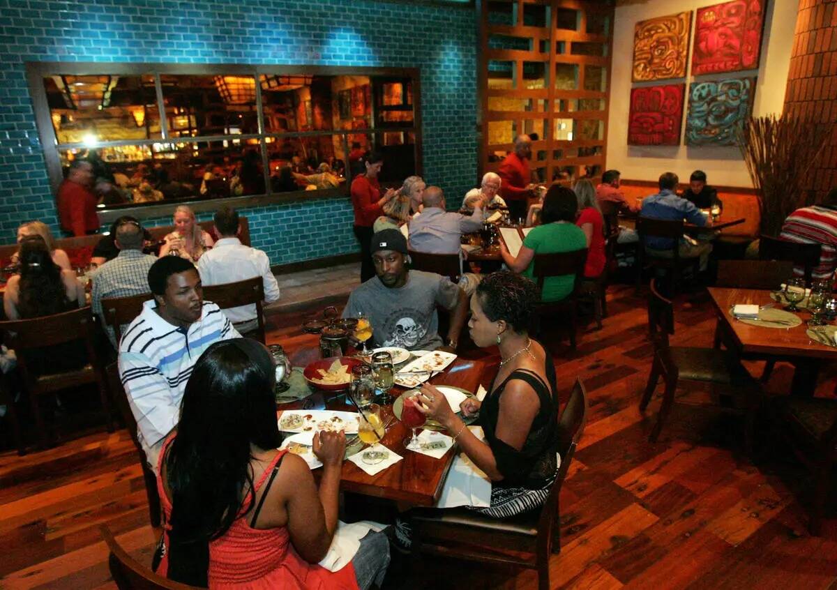 Los clientes disfrutan de su comida en ISLA Mexican Kitchen & Tequila Bar en Treasure Island Ho ...