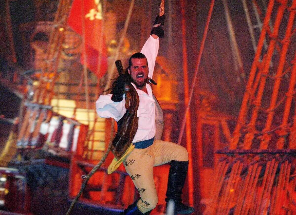 El capitán del barco Pirata Greg Zuniga hace su último swing en acción ante miles de fans du ...