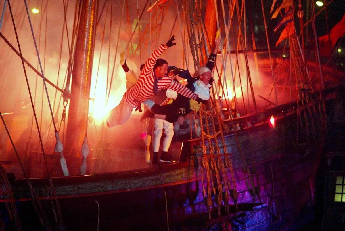 Un miembro del elenco del show Pirata se zambulle por última vez desde el barco británico ant ...