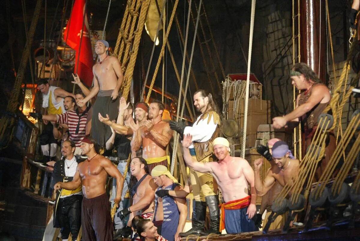 Los miembros del elenco del espectáculo Pirate hacen una última reverencia desde su barco ant ...