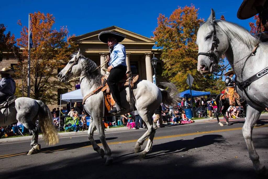 Miembros de Escaramuza Charra Perlas de Nevada dirigen a sus caballos en un baile durante el de ...