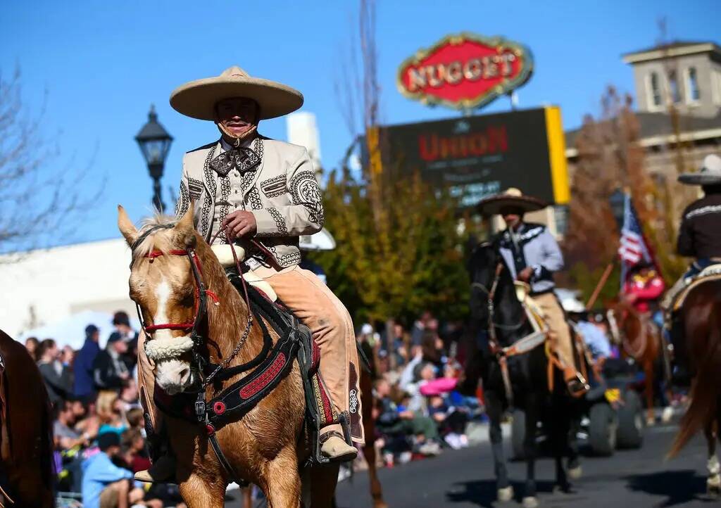 Miembros de Escaramuza Charra Perlas de Nevada participan en el desfile anual del Día de Nevad ...