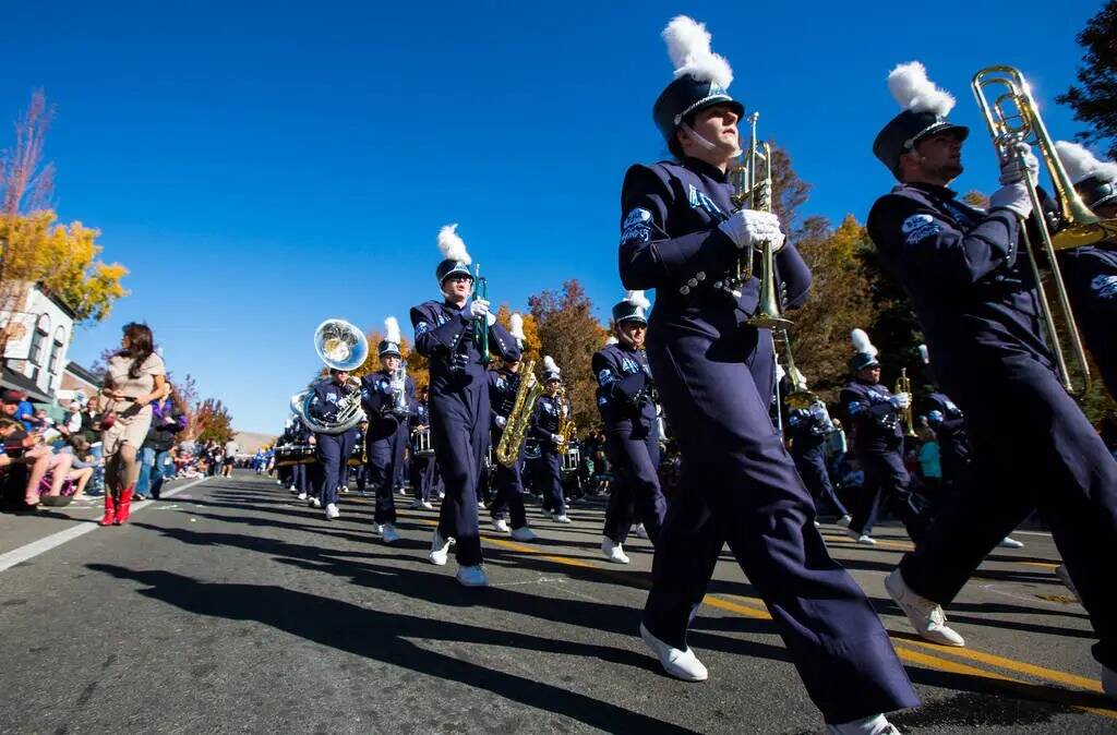 Miembros de la banda preparatoria de Carson marchan durante en el desfile anual del Día de Nev ...