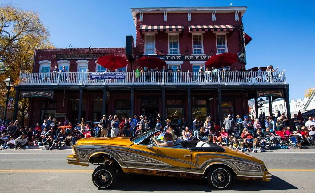 Un miembro del Uniques Car Club conduce un lowrider durante el desfile anual del Día de Nevada ...