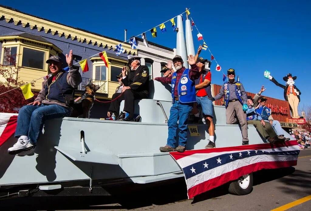 Veteranos de submarinos de los Estados Unidos participan en el desfile anual del Día de Nevada ...