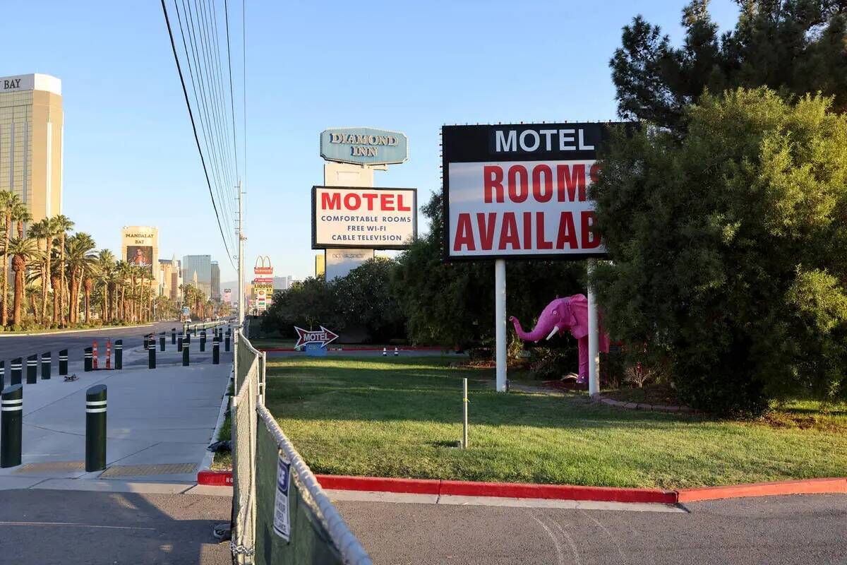 El Diamond Inn Motel cerrado en el Strip al norte de Russel Road en Las Vegas el viernes 24 de ...