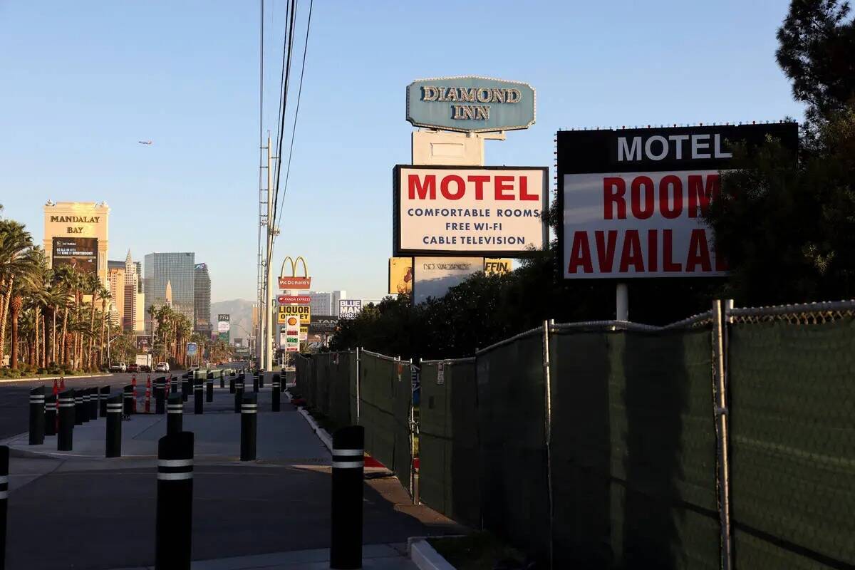 El Diamond Inn Motel cerrado en el Strip al norte de Russel Road en Las Vegas el viernes 24 de ...