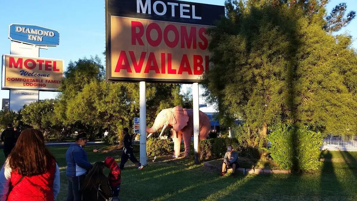 El Diamond Inn Motel y su elefante rosa aparecen en esta foto de archivo. (Las Vegas Review-Jou ...