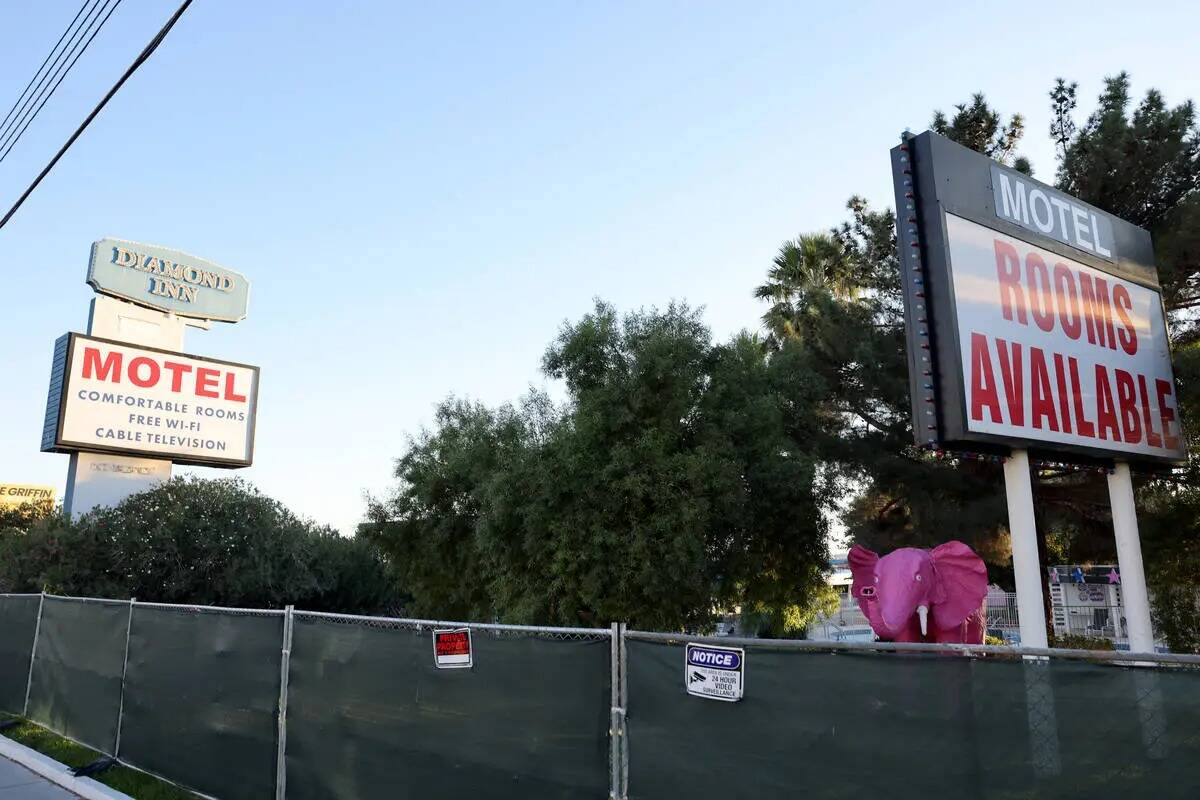 El Motel Diamond Inn cerrado en el Strip al norte de Russel Road en Las Vegas el viernes 24 de ...