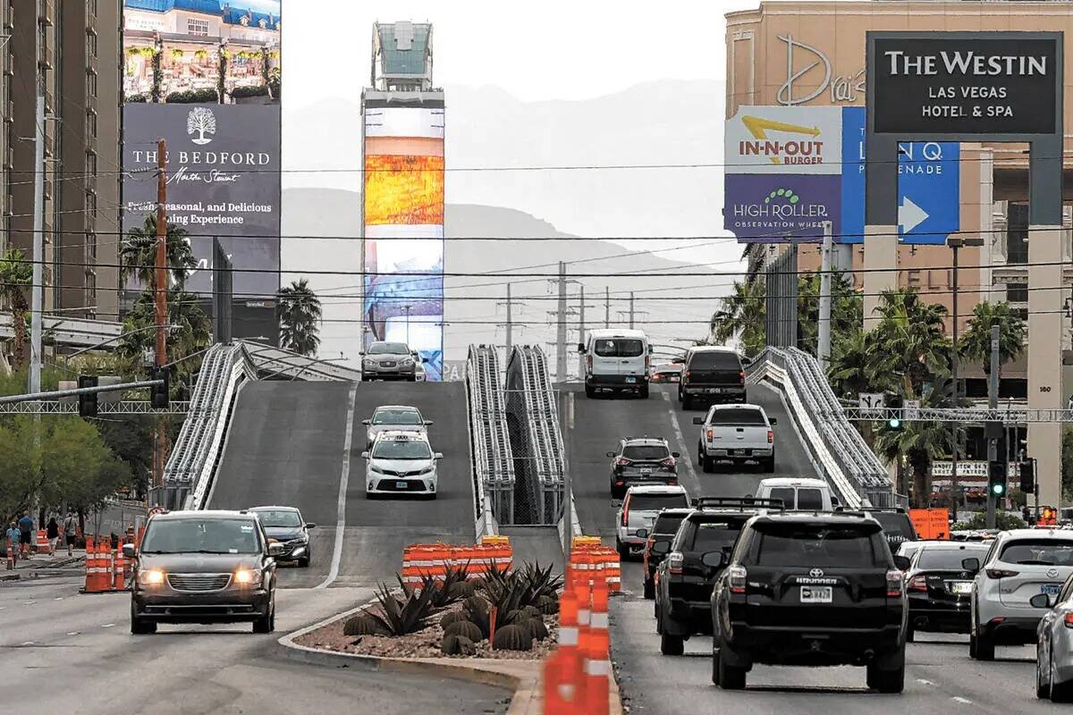 Los automovilistas navegan sobre el puente temporal de Las Vegas Grand Prix en Flamingo sobre K ...