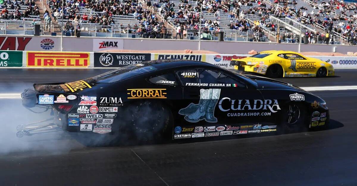 Fernando Cuadra Sr. quema sus neumáticos en el NHRA Nevada Nationals en The Strip en Las Vegas ...