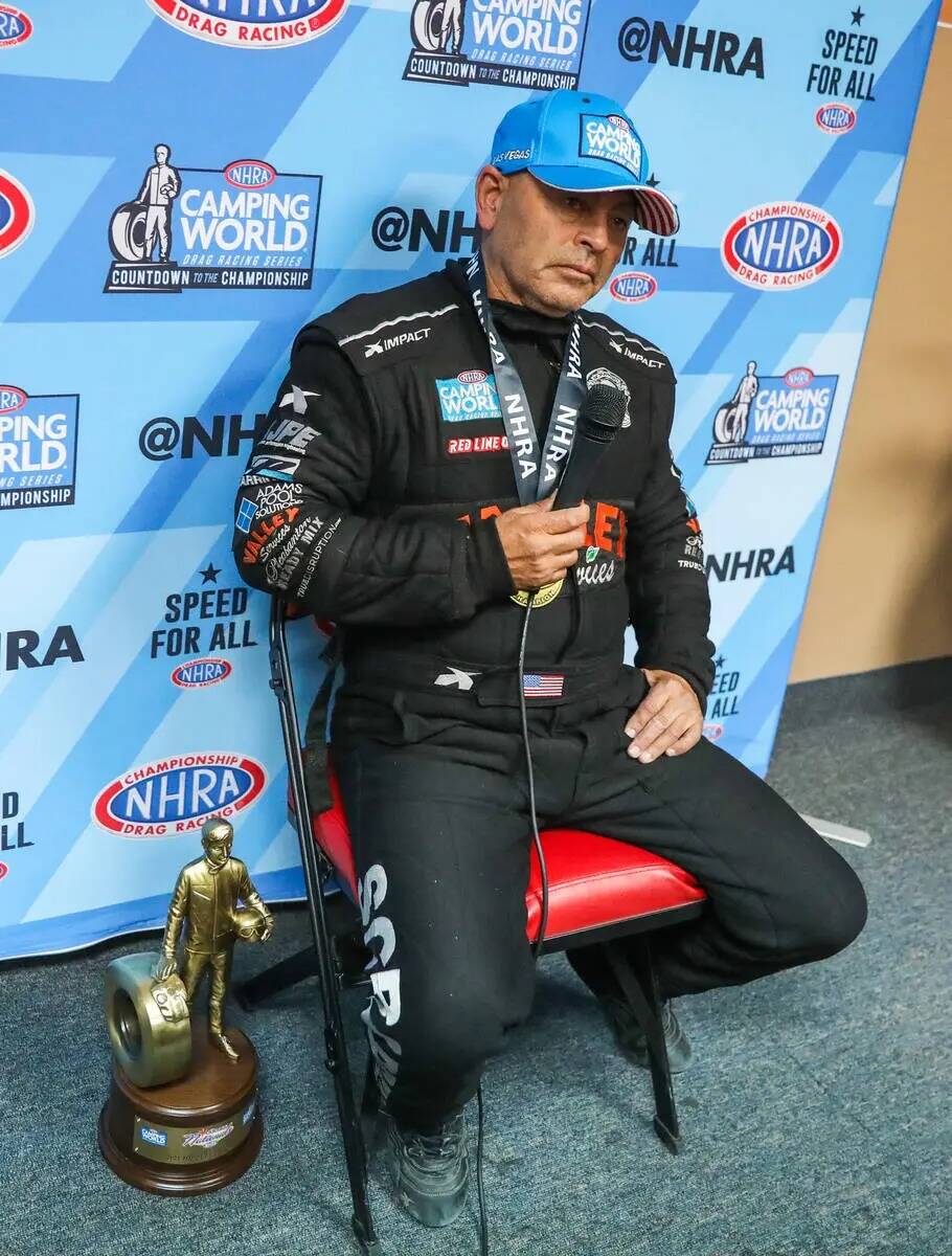 Mike Salinas se emociona mientras habla de ganar el campeonato de nitro combustible en el NHRA ...