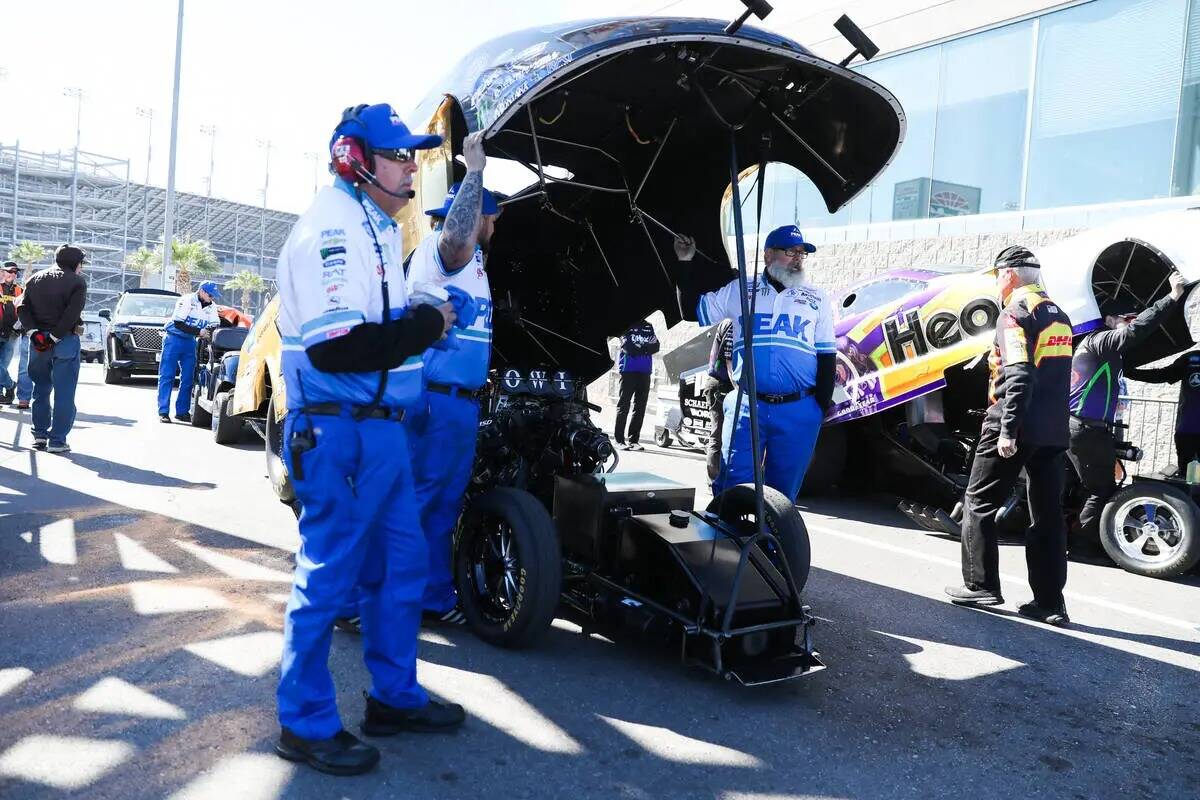 Un equipo de pits prepara un auto divertido en el NHRA Nevada Nationals en The Strip en Las Veg ...