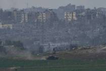 Tanques israelíes toman posiciones a lo largo de la frontera israelí con la Franja de Gaza, v ...