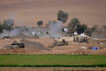 Una unidad de artillería móvil israelí en una posición cerca de la frontera entre Israel y ...