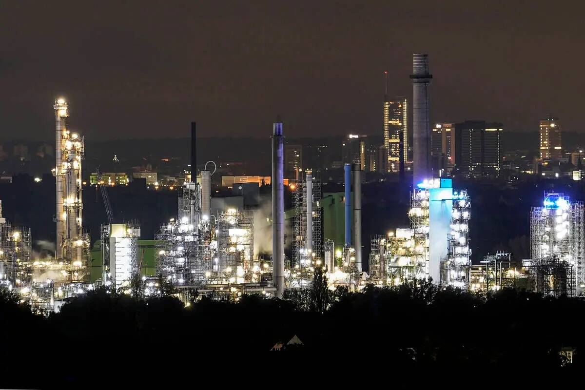 ARCHIVO - Una refinería de petróleo de BP en Gelsenkirchen, Alemania, el martes 24 de octubre ...
