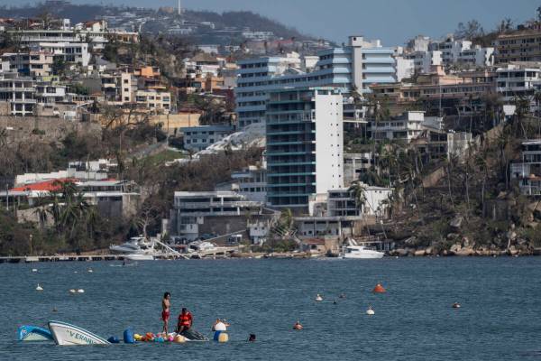 Pescadores intentan rescatar barcos hundidos tras el paso del huracán Otis en Acapulco, Méxic ...