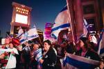 Manifestantes exigen la liberación de los rehenes en una concentración pro-Israel en el Strip