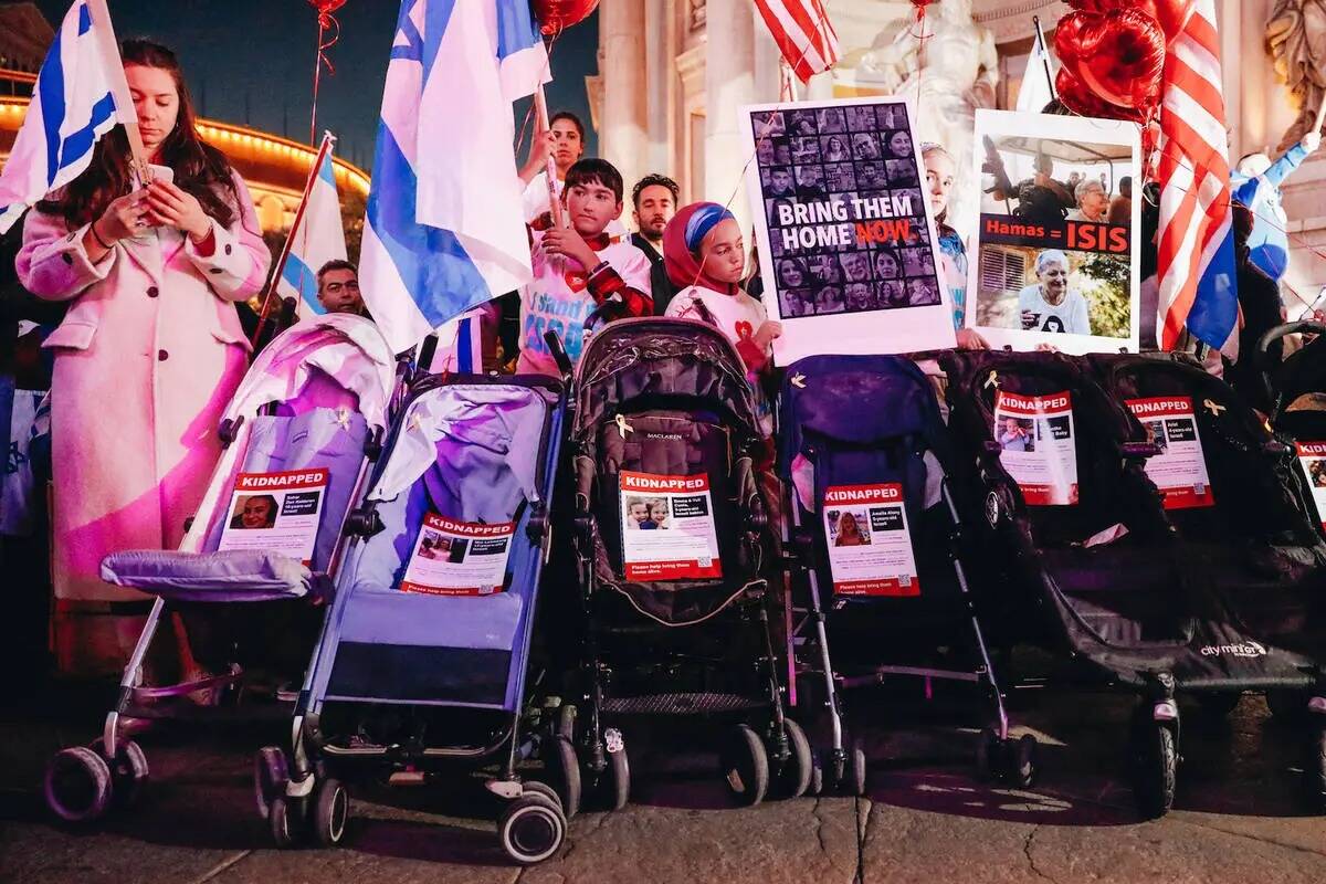 Manifestantes se reúnen durante una manifestación pro-Israel celebrada por el Consejo America ...
